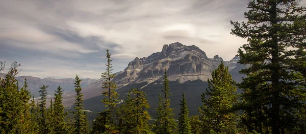 Une des vues imprenables sur le chemin autour des montagnes Rocheuses — Photo