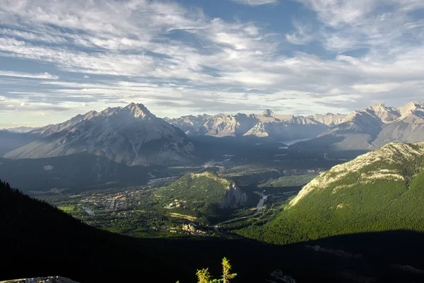 Vista espetacular do vale em torno de Banff Gondola, nas Montanhas Rochosas, Banff National Park, Alberta, Canadá . — Fotografia de Stock