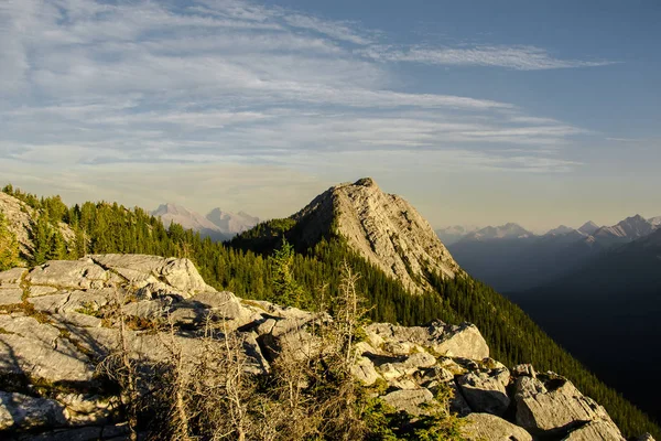 Une des plus belles vues sur les montagnes autour de la télécabine Banff, dans les montagnes Rocheuses, parc national Banff, Alberta, Canada . — Photo