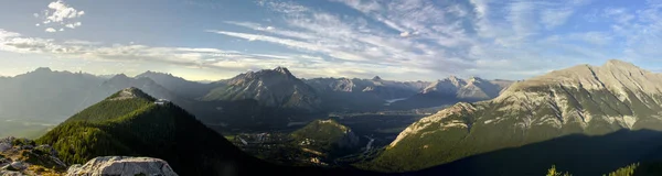 Schöne aussicht auf die berge rund um banff gondel in den felsigen bergen, banff nationalpark, alberta, canada. — Stockfoto