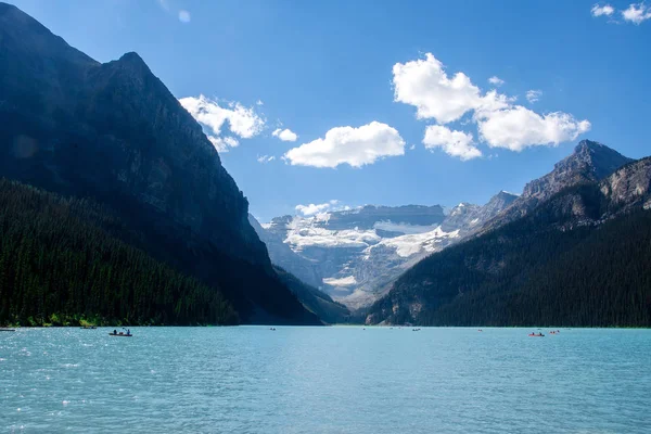 Lake Louise avec les nuages dans le parc national Banff, Alberta, Canada — Photo