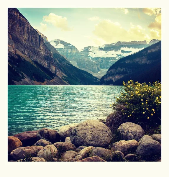 Photo polaroïde en route autour du lac Louise à Banff, parc national Banff, Alberta, Canada . — Photo