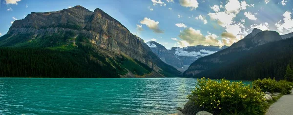 Atmosphère idyllique autour du lac Louise à Banff, dans les Rocheuses, parc national Banff, Alberta, Canada . — Photo