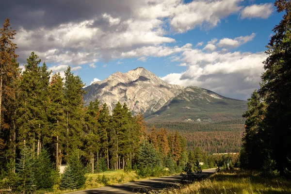 加拿大阿尔伯塔省贾斯珀国家公园风景秀丽的公路上汽车全景. — 图库照片