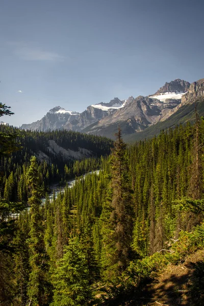 加拿大阿尔伯塔省班夫国家公园附近岩石山脉的宁静景色. — 图库照片