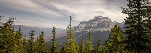 Una delle viste mozzafiato sulla strada intorno alle Montagne Rocciose, Banff National Park, Alberta, Canada . — Foto Stock