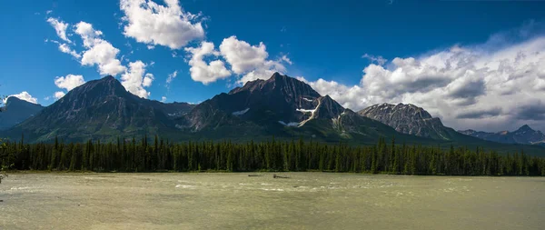 Vermilion Lakess faz parte do Banff Legacy Trail, um caminho de 13 milhas que se estende pelo parque. Em uma viagem panorâmica, caminhada ou bicicleta . — Fotografia de Stock