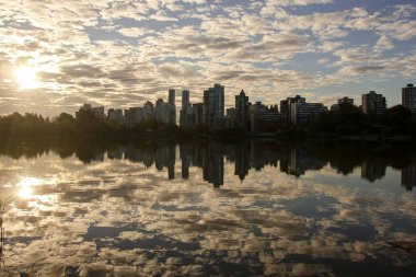 Lost Lagoon, Vancouver Bc, Stanley Park etrafında gökdelenler güzel su yansıması. Günün her saatinde burada yürümek isterdin. Hiç kalabalık ve dinlenme için güzel bir yerdir.