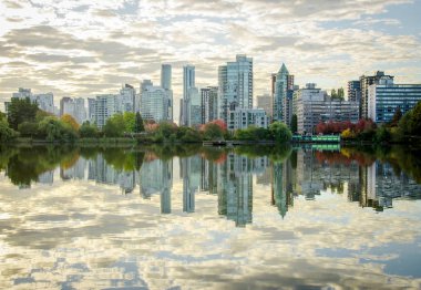 Gökdelenlerin su yansıması görünümü. Fotoğraf Lost Lagoon, Stanley Park Vancouver Bc çevresinde alınmıştır. Günün her saatinde buraya yürümeyi çok isterdin. Hiç de kalabalık yok..