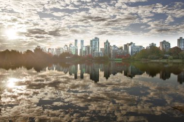 Lost Lagoon, Stanley Park Vancouver Bc etrafında gökdelenlerin Sonsuzsu yansıması. Hiç de kalabalık yok. Bu yürüyüş ve rakun ve otların çekim için harika bir yerdir.