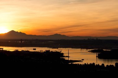 Sıcak sabahlar güneş arka planda Lions Gate Köprüsü ile Vancouver Bc üzerinde yükselir. Çekim Kanada'da sonbaharda çekildi