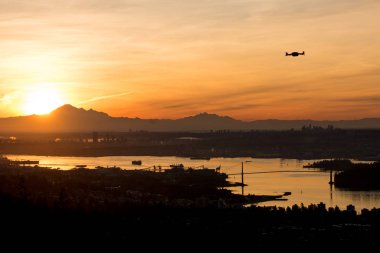 Güzel British Columbia, Kanada'da Vancouver üzerinde bir kuş gibi uçan drone. Arka planda Lions kapısı köprü. Çekim sonbaharda sabahları gün doğumu çekildi 