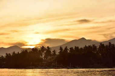 Lovina, Bali, Endonezya gün doğumunda teknenin romantik manzaralarından biri. 