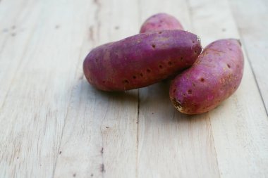 Japon tatlı patates ahşap masa arka planda, kopya alanı Grup
