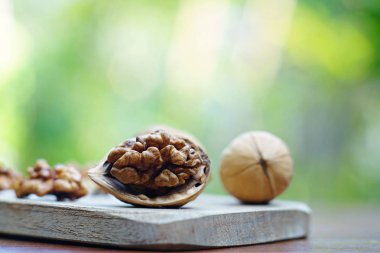 Grup ceviz ve ahşap zemin, kopya alanı, üzerine ahşap kase çatlamak fındık gıda kavramı süper