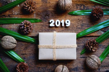 2019 Eko dostu kahverengi şal hediye kutusu eski ahşap masa arka plan, mutlu yeni yıl hediye kavramı üzerinde