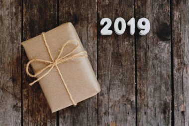 Mutlu yeni yıl 2019 arka plan kavramı üzerinden kopya alanı vintage ahşap arka plan üzerinde en iyi görünüm, Hediyelik, çam koni dekorasyon