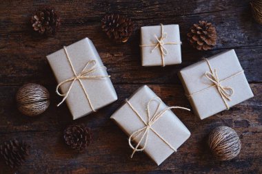 Eko dostu hediye kutuları sarılmış kahverengi kağıt, yeşil mutlu yeni yıl hediyesi kavramı, kopya alanı ile