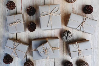 Eko dostu hediye kutuları sarılmış kahverengi kağıt, yeşil mutlu yeni yıl hediyesi kavramı, kopya alanı ile