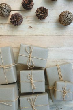 Eko dostu hediye kutuları sarılmış kahverengi kağıt, yeşil mutlu yeni yıl hediyesi kavramı, kopya alanı ile