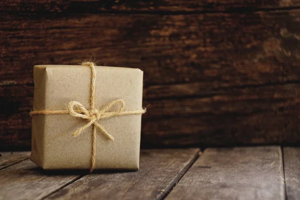 Екологічно Чисті Подарункові Коробки Загорнуті Коричневим Папером Зелена Концепція Подарунка — стокове фото