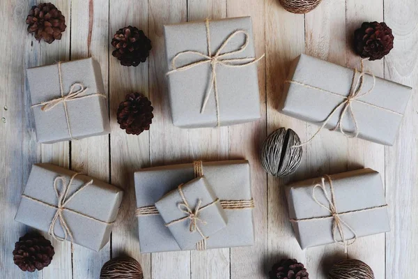 Eko dostu hediye kutuları sarılmış kahverengi kağıt, yeşil mutlu yeni yıl hediyesi kavramı, kopya alanı ile