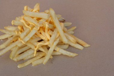 Sağlıksız abur cubur, peynirli kızarmış patates boşluk, kopya alanı, lokanta kavramı ile kahverengi kağıt üzerinde Grup