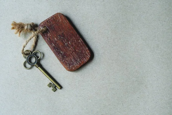 复古钥匙与木制家庭钥匙圈挂在旧木板与模糊的绿色花园背景 复制空间 财产概念 — 图库照片
