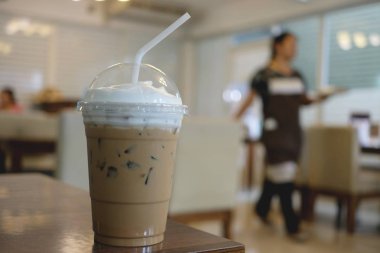 Buz süt bir kafede, kopya alanı ahşap masa üzerinde kahve fincan