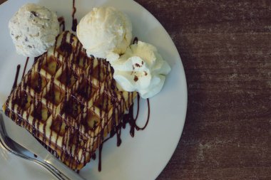 Beyaz ahşap masa tabağa gözleme ve vanilyalı dondurma