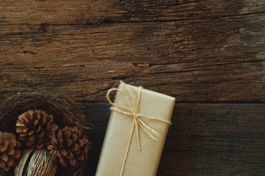 Basit Eko dostu hediye kutuları paket sarma kağıdı eski ahşap masa arka plan, yeşil mevcut kavramı, kopya alanı ile