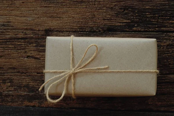 Jednoduchý Eco Přátelské Dárkové Krabice Balíček Zabalit Balicího Papíru Starý — Stock fotografie