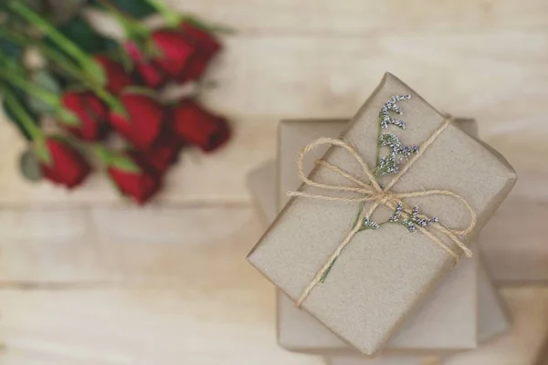 Eco Friendly Brown Paper Wrapped Gift Box Present Decorated Rose — Stock Photo, Image