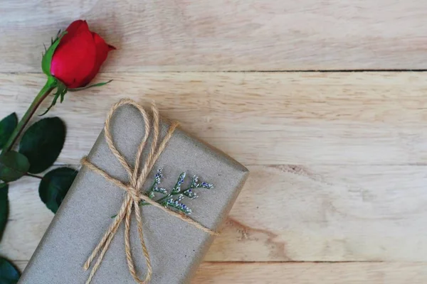 Екологічно Чистий Коричневий Папір Загорнутий Подарунковою Коробкою Прикрашений Трояндою Іншими — стокове фото