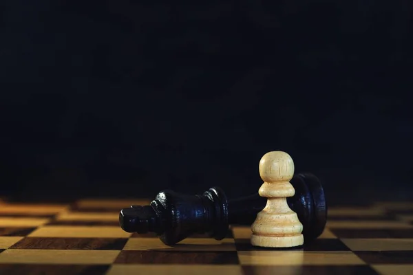 国王在棋类游戏中遇到强大的棋子 商业竞争的概念 复制空间 — 图库照片