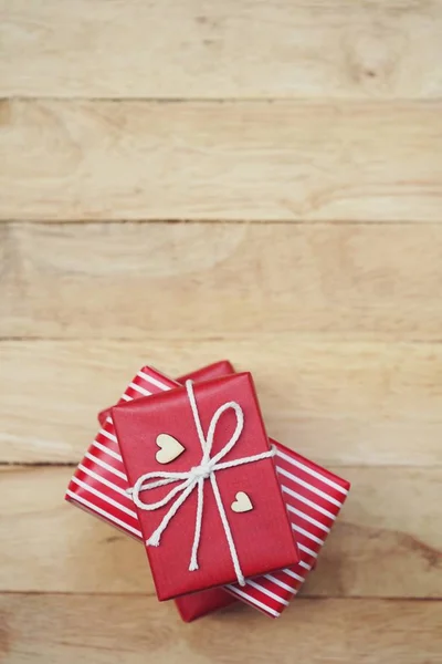 Grupo Elegante Caixa Presente Vermelho Pilha Decorada Com Mini Figura — Fotografia de Stock