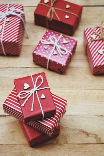 Gruppe Von Eleganten Roten Geschenk Box Stapel Mit Mini Herz — Stockfoto