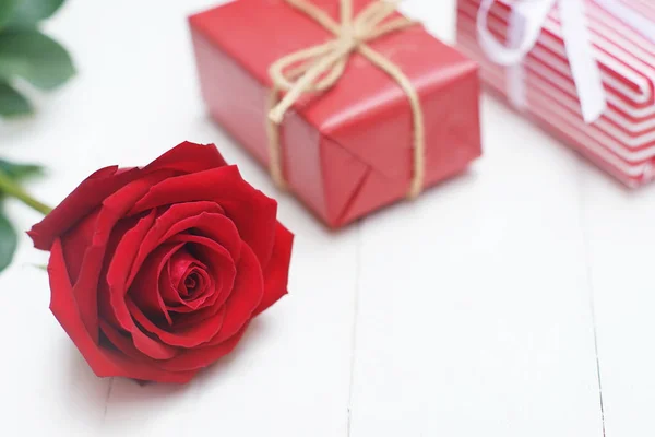 Krásná Červená Barva Krabičky Zdobené Mini Červené Srdce Postava Krásný — Stock fotografie