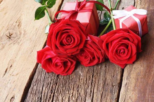 Groep Van Mooie Bloeiende Rode Kleur Roze Bloem Houten Tafel — Stockfoto