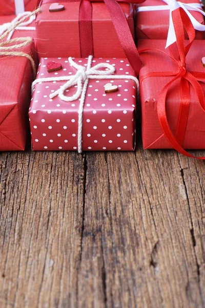 Группа Элегантный Красный Подарок Коробка Украшения Деревянном Фоне Яркие Валентина — стоковое фото