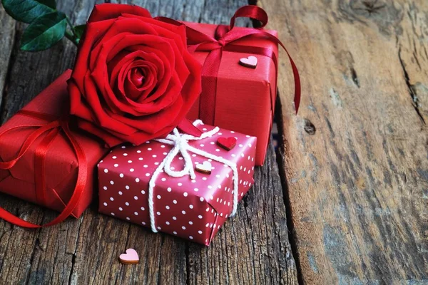 Mooie Bloeiende Rode Kleur Roze Bloem Elegante Geschenkverpakking Houten Tafel — Stockfoto