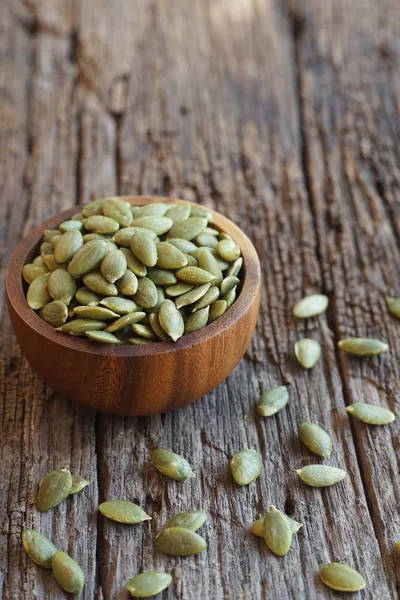 Klasik ahşap masa arka plan, Mısır gevreği, kopya alanı ahşap kase kabak tahıl