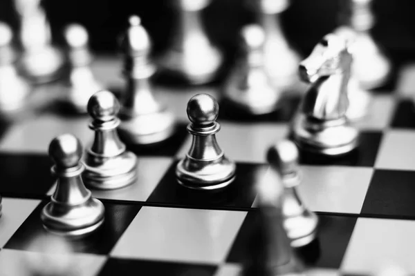 Desková Hra Šachy Podnikání Které Narazí Soutěžní Koncept Pěšec Znevýhodňují — Stock fotografie