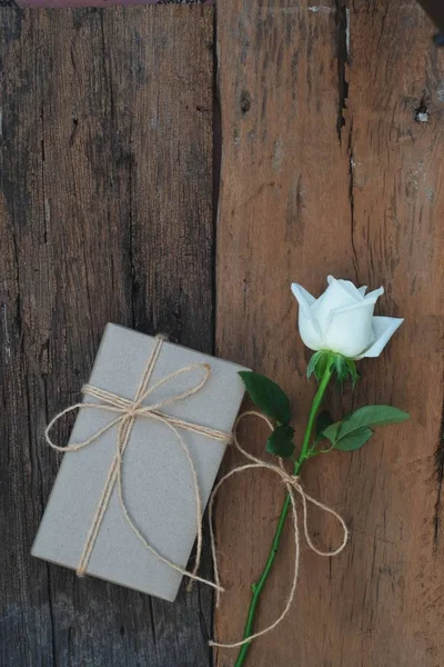 Bruin Eco Vriendelijke Geschenkdoos Ingericht Met Zachte Roze Witte Steeg — Stockfoto