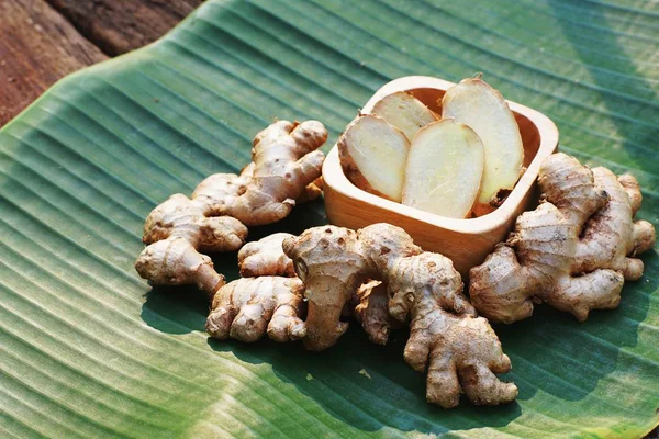 Raíz Jengibre Fresca Jengibre Rodajas Sobre Fondo Hoja Verde Sobre — Foto de Stock