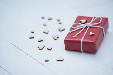 Grup zarif kırmızı hediye kutusu dekorasyon beyaz tahta arka plan, canlı Sevgililer güzel mevcut kavramı, kopya alanı