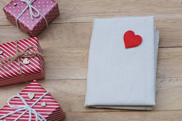 Grupo Elegante Caja Regalo Roja Decoración Sobre Fondo Madera Vibrante —  Fotos de Stock