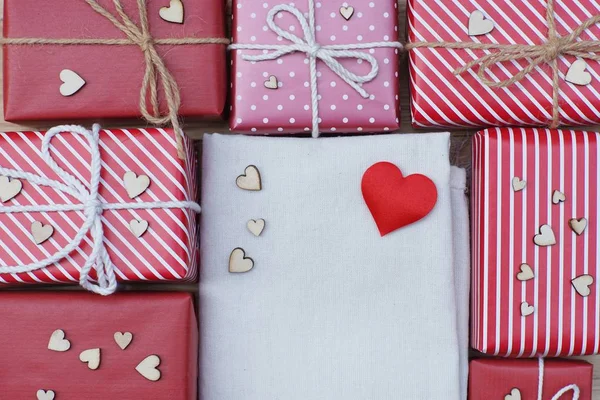 Grupo Decoração Elegante Caixa Presente Vermelho Fundo Madeira Vibrante Valentine — Fotografia de Stock