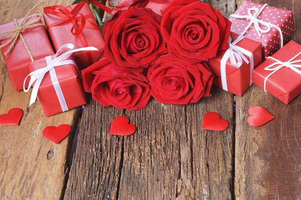 Krásná Květina Růže Kvetoucí Červené Barvy Elegantní Krabičky Dřevo Stůl — Stock fotografie