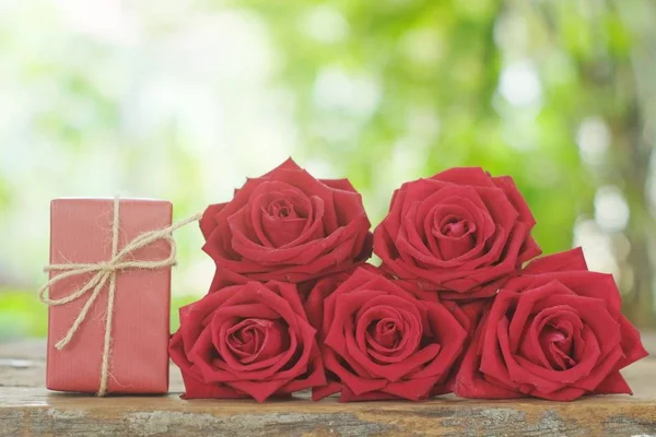 Krásná Květina Růže Kvetoucí Červené Barvy Elegantní Krabičky Dřevo Stůl — Stock fotografie